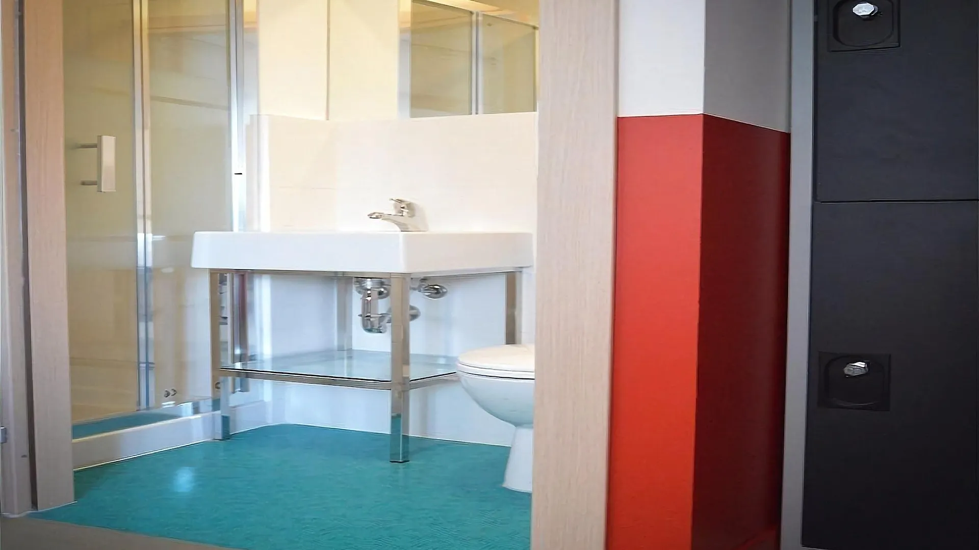 Beautiful Belleville Hotel & Hostel