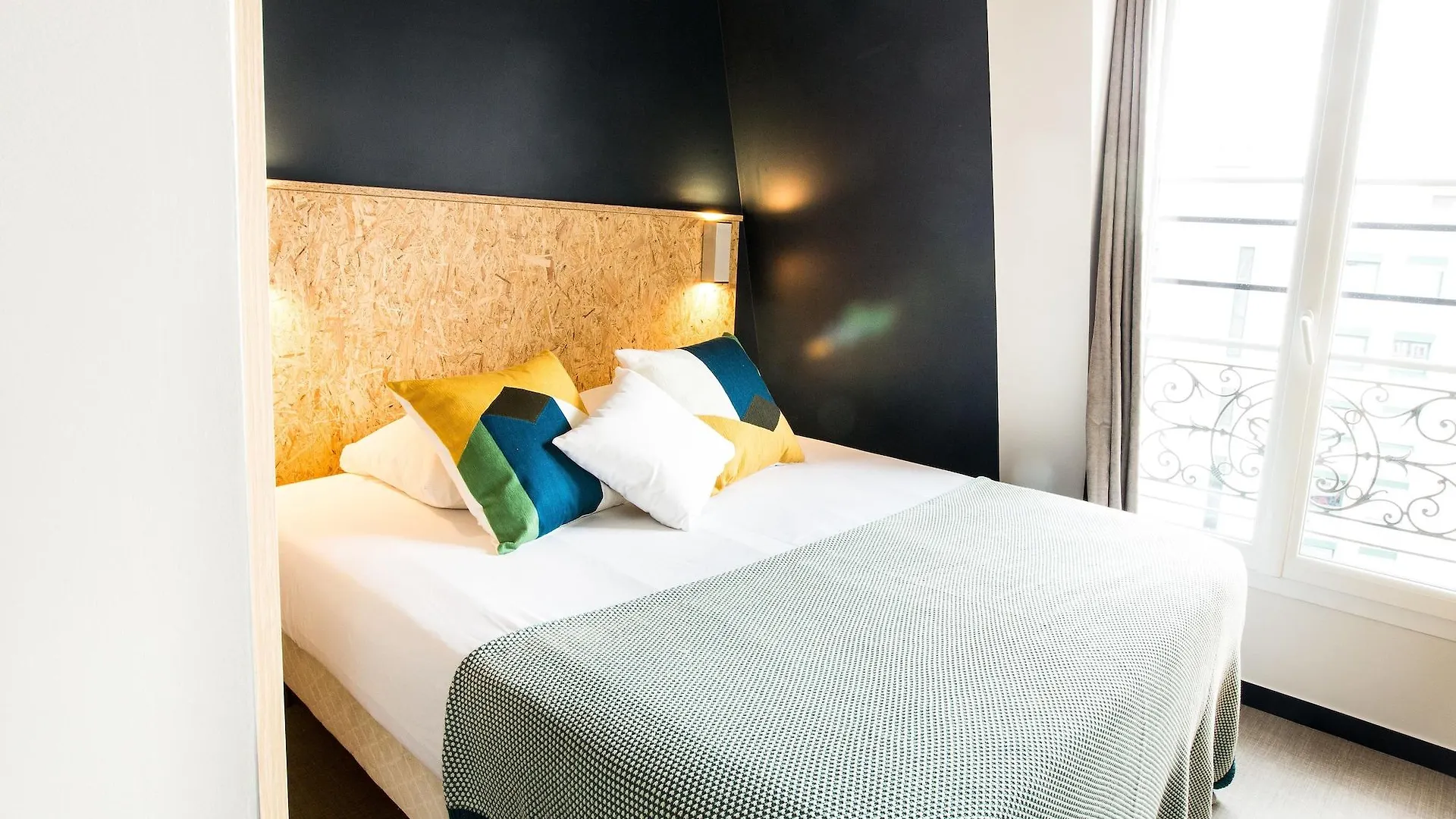 Beautiful Belleville Hotel & Hostel
